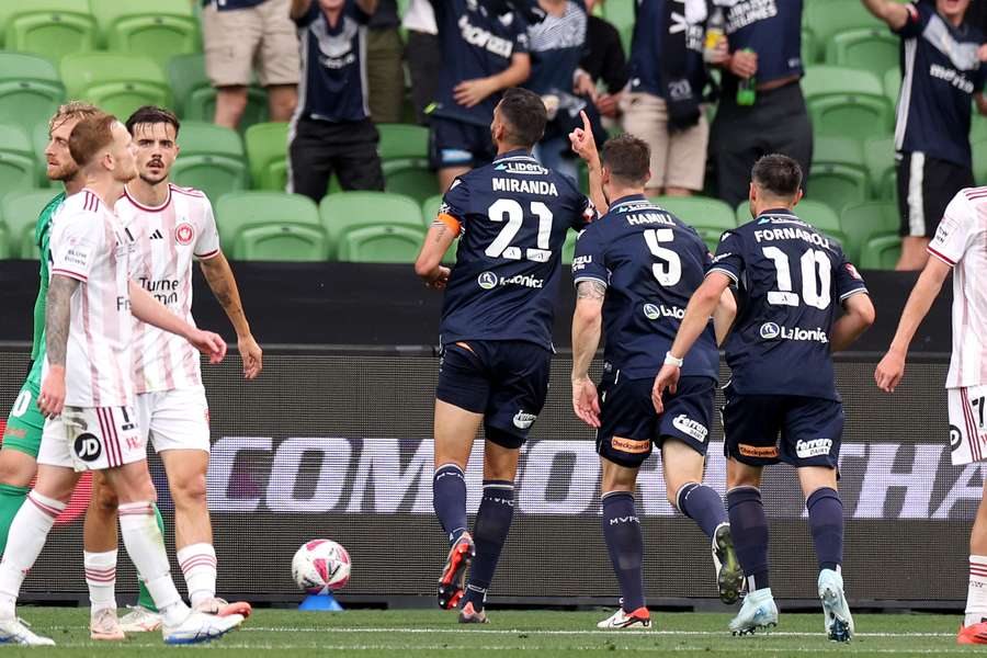 Roderick Miranda sărbătorește marcarea unui gol împotriva Western Sydney Wanderers în ianuarie. Roderick Miranda sărbătorește marcarea unui gol împotriva Western Sydney Wanderers în ianuarie.