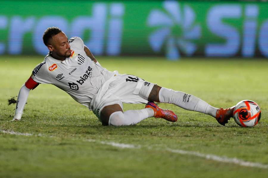 Neymar a déclaré la guerre au gazon synthétique.