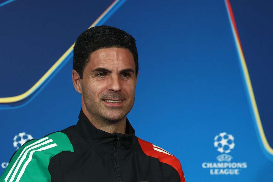 Arteta sonríe en la previa del partido.