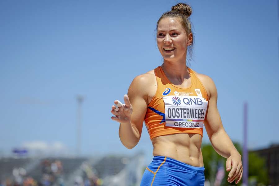 Meerkampster Emma Oosterwegel heeft het combinatieklassement van 2023 van atletiekbond World Athletics gewonnen