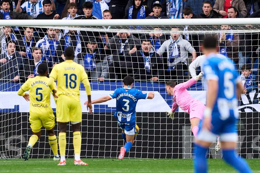El Alavés gana con tanto de Manu Sánchez.