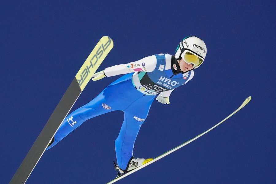 Slovener sætter vild verdensrekord i kvindernes første skiflyvning-stævne