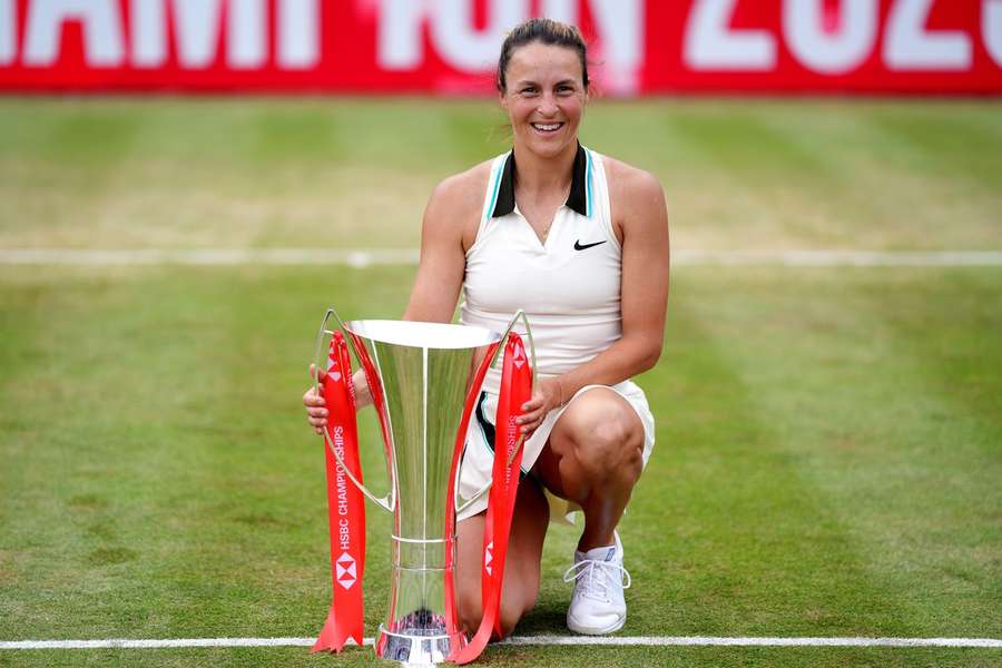 Tatjana Maria pozuje ze swoim trofeum w londyńskim Queen's Club.