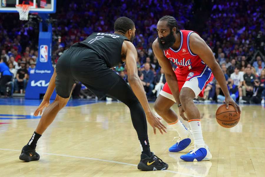 Os 76ers venceram os Nets com facilidade neste sábado (15)