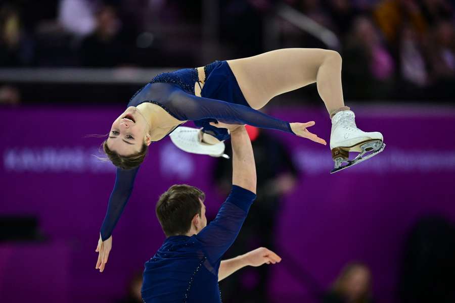 Daria Danilova met haar schaatspartner Michel Tsiba 