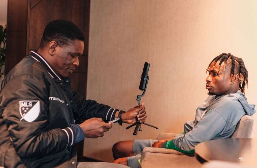 Il nostro Shina Oludare durante l'intervista a Samuel Chukwueze