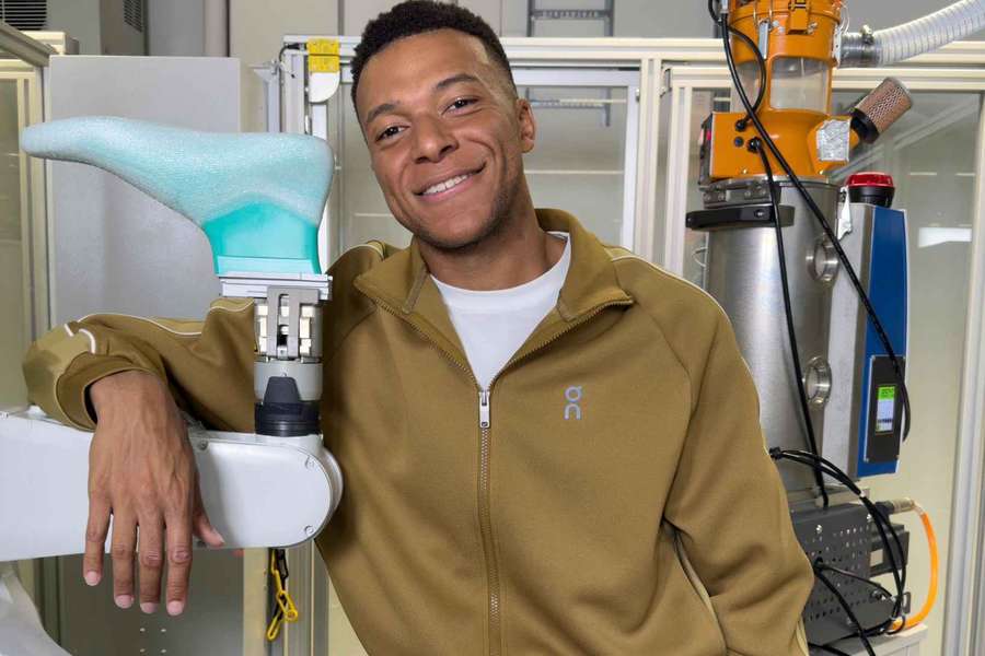 Kylian Mbappé deja Nike y firma por On