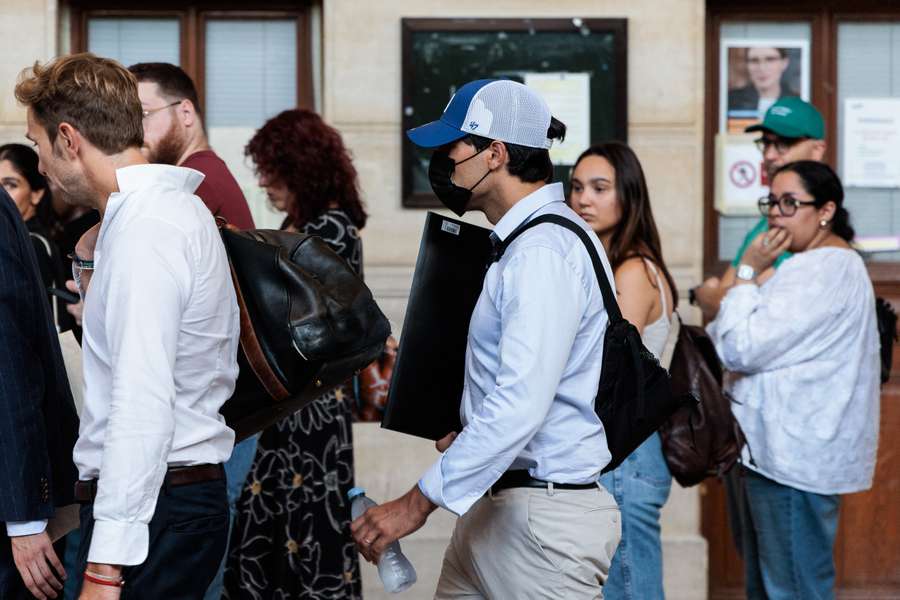 Começou o julgamento em França