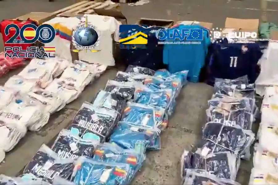 Fuerte golpe de la Policía Nacional a la falsificación de camisetas de fútbol Fuerte golpe de la Policía Nacional a la falsificación de camisetas de fútbol