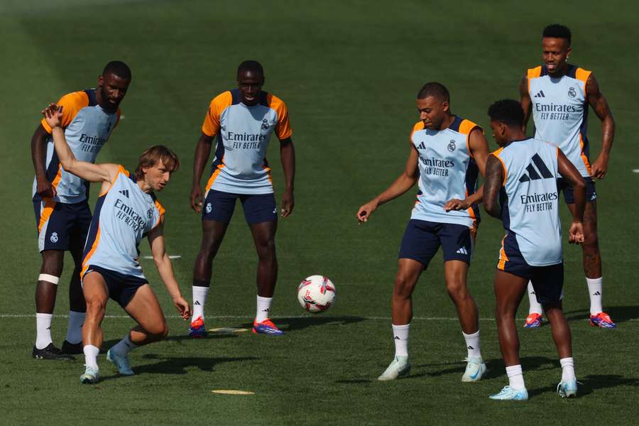 Modric, ao lado de jogadores como Mbappé, Rüdiger, Mendy, Militao e Rodrygo.