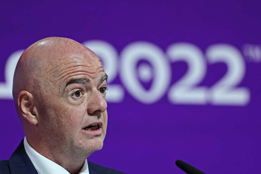 Prezident FIFA vysvetľoval rozporuplné rozhodnutie federácie.