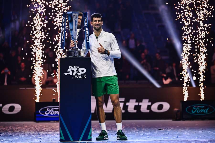 Djokovic, maestro entre maestros, celebra su título.
