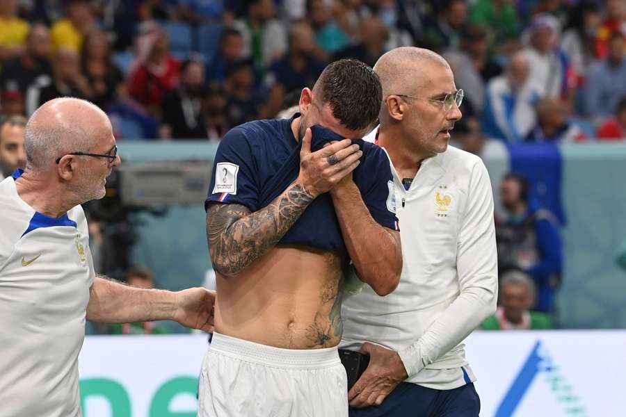 Lucas Hernández was zichtbaar aangeslagen door de blessure die hij opliep tegen Australië