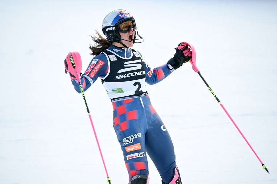 Zrinka Ljutičová a jej víťazné gesto v cieli. Zrinka Ljutičová a jej víťazné gesto v cieli.
