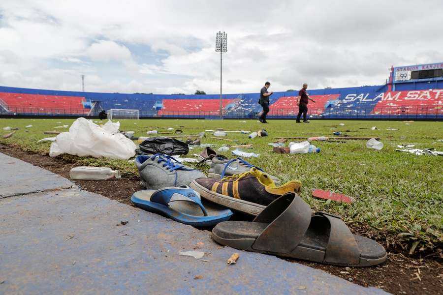 Indonéská fotbalová tragédie: Liga přerušena, incident vyšetří speciální komise expertů