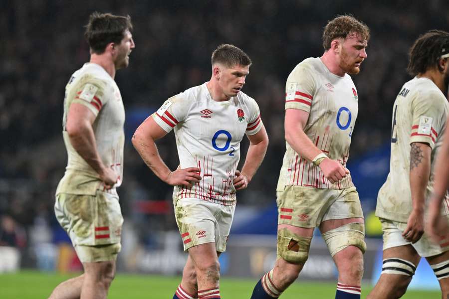 England captain Owen Farrell (C) alongside his fellow players