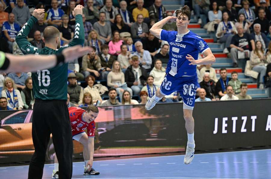 Rückraumspieler Miro Schluroff für die beiden EM-Quali-Spiele gegen Österreich nachnominiert.
