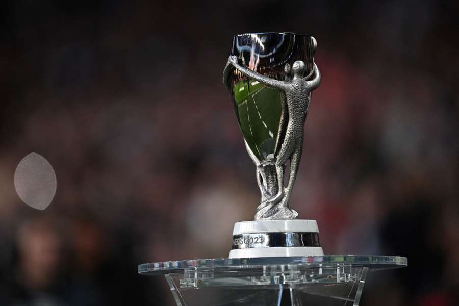 Le trophée de la Finalissima. Le trophée de la Finalissima.