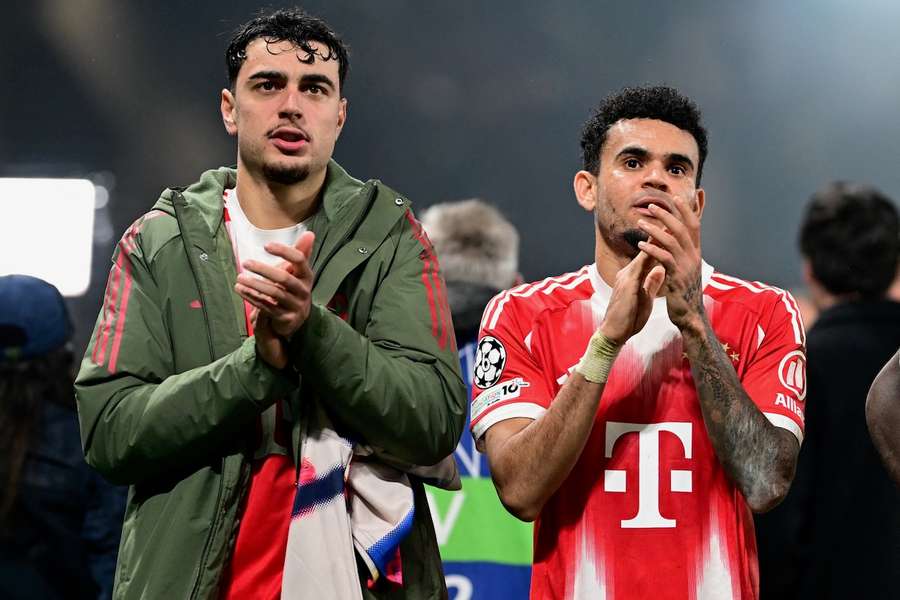 Aleksandar Pavlovic (l.) an der Seite von Luis Diaz