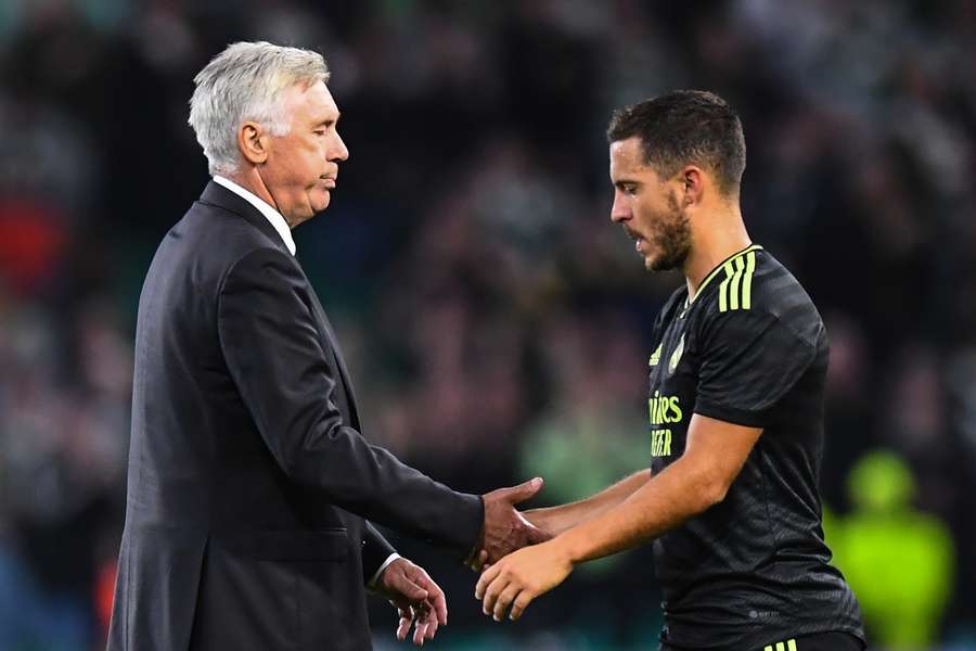 Eden Hazard saluda a Carlo Ancelotti al ser sustituido.