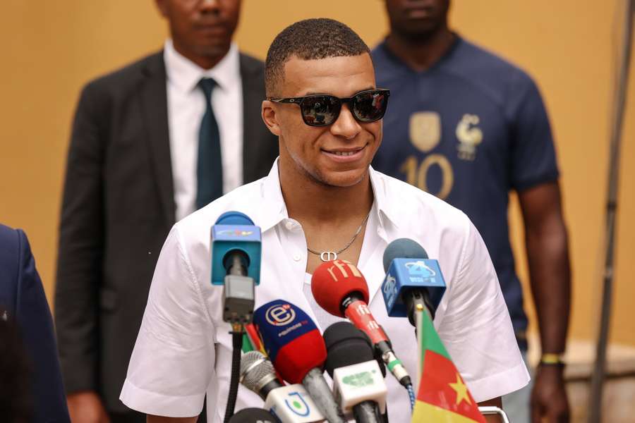 Kylian Mbappé durante a sua visita aos Camarões