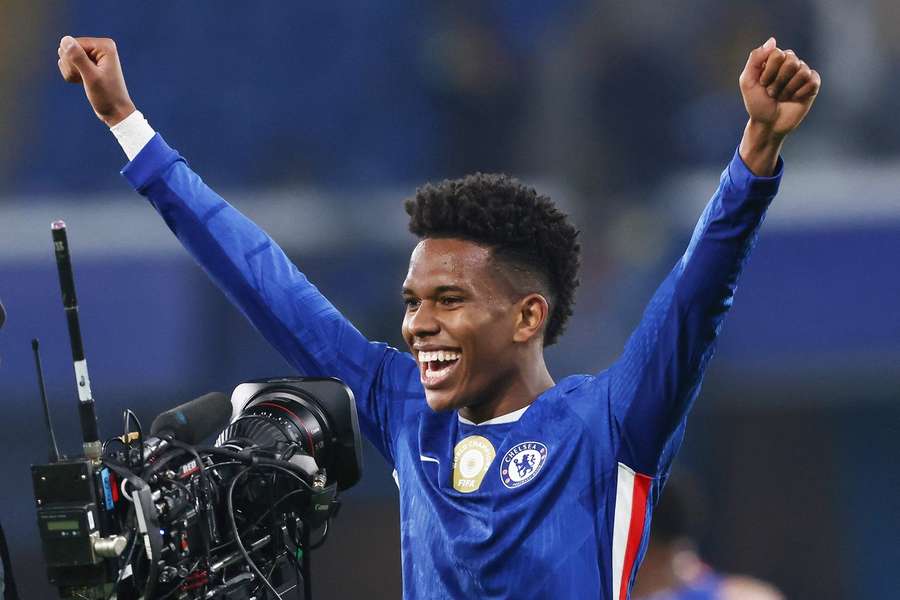 Estêvão comemora após marcar o gol da vitória contra o Liverpool