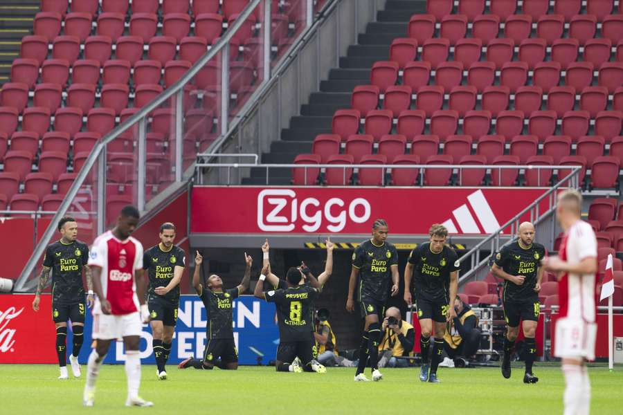  Spelers van Feyenoord vieren de 0-4 van Santiago Gimenez