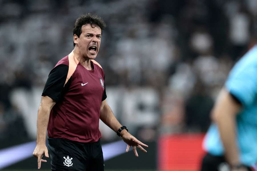 Fernando Diniz, técnico do Corinthians, durante jogo contra o Palmeiras. Fernando Diniz, técnico do Corinthians, durante jogo contra o Palmeiras.