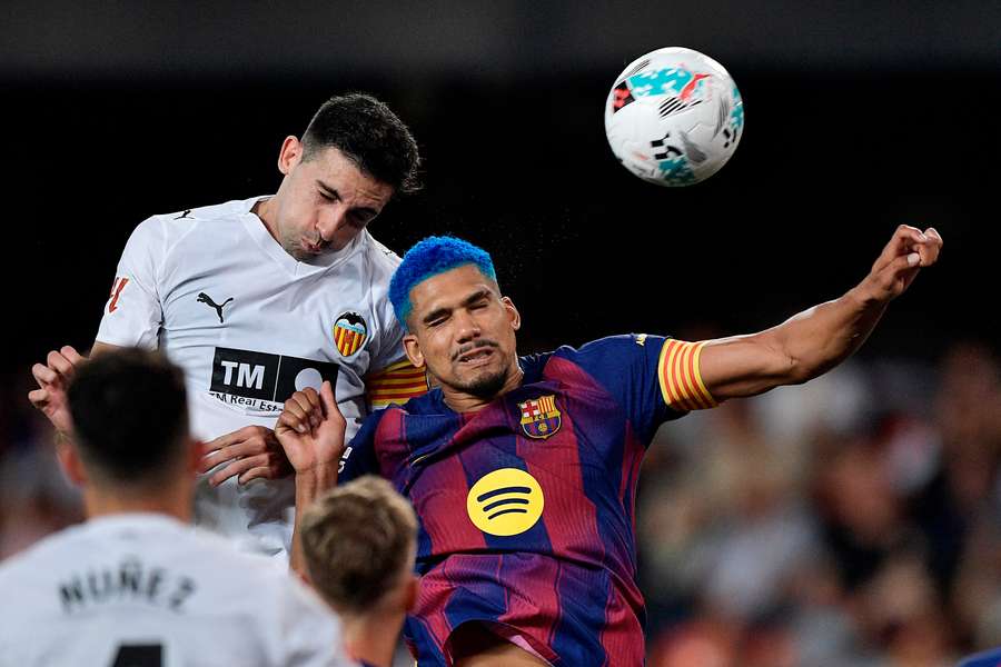 Ronald Araujo de Barcelone à la lutte avec Cesar Tarrega de Valence Ronald Araujo de Barcelone à la lutte avec Cesar Tarrega de Valence