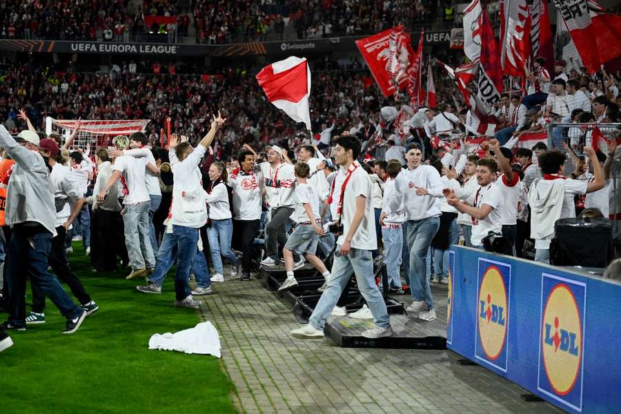 Die Freiburger Fans stürmten nach Abpfiff gegen Braga vor Freude den Platz.