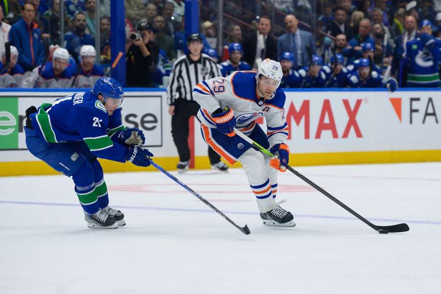 NHL-Auftakt: Draisaitl (r.) trifft, verliert mit Oilers aber 1:8 gegen Canucks.