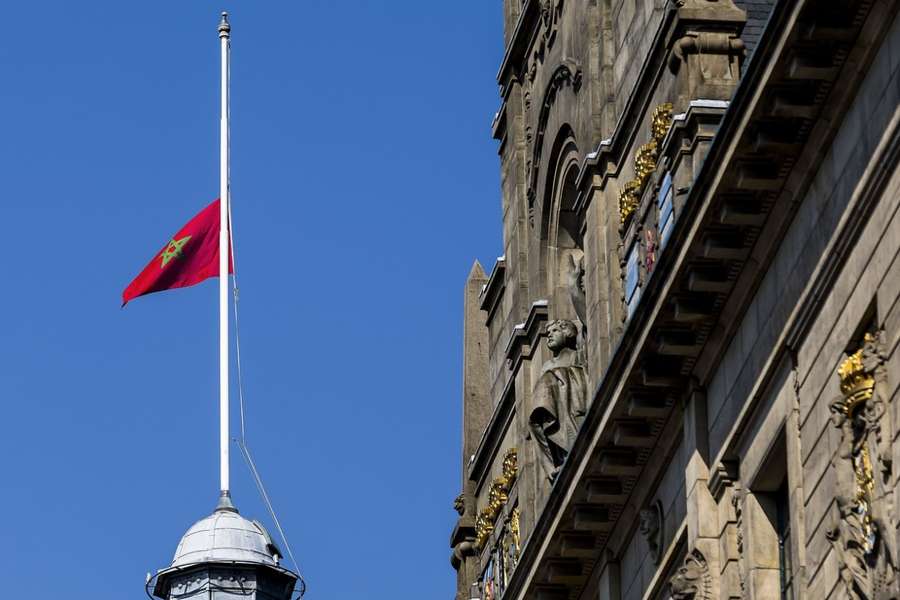 De Marokkaanse vlag hangt halfstok in Rotterdam