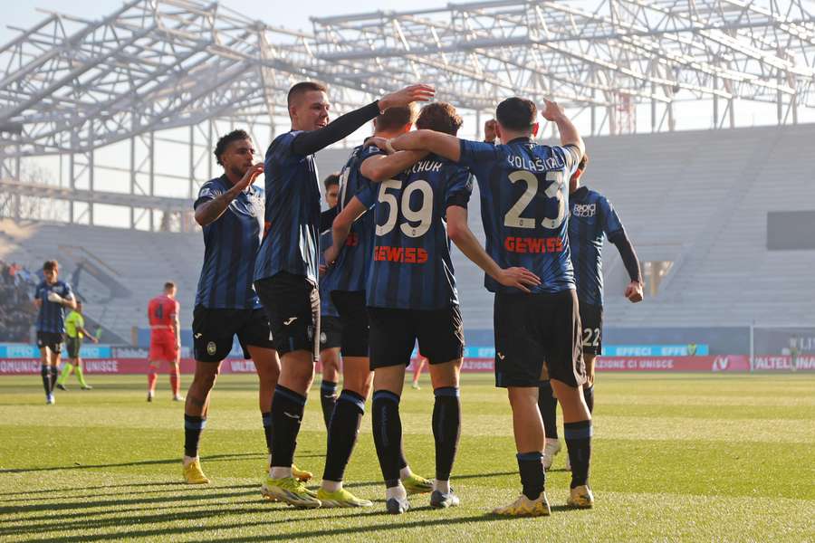 De Atalanta-spelers vieren de 1-0