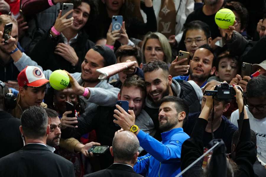 Djokovic heeft even tijd voor fans in Parijs