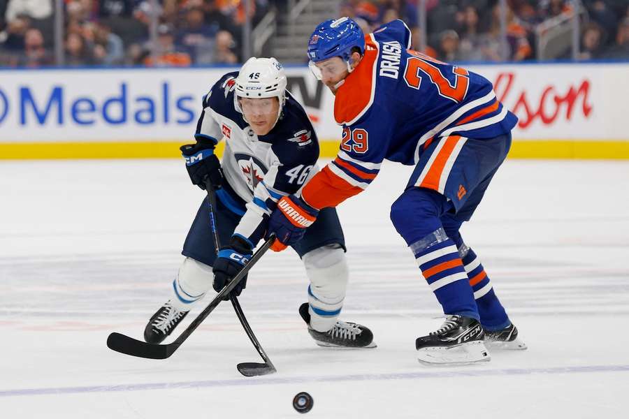 Leon Draisaitl (r.) im Preseason-Einsatz mit den Edmonton Oilers Leon Draisaitl (r.) im Preseason-Einsatz mit den Edmonton Oilers