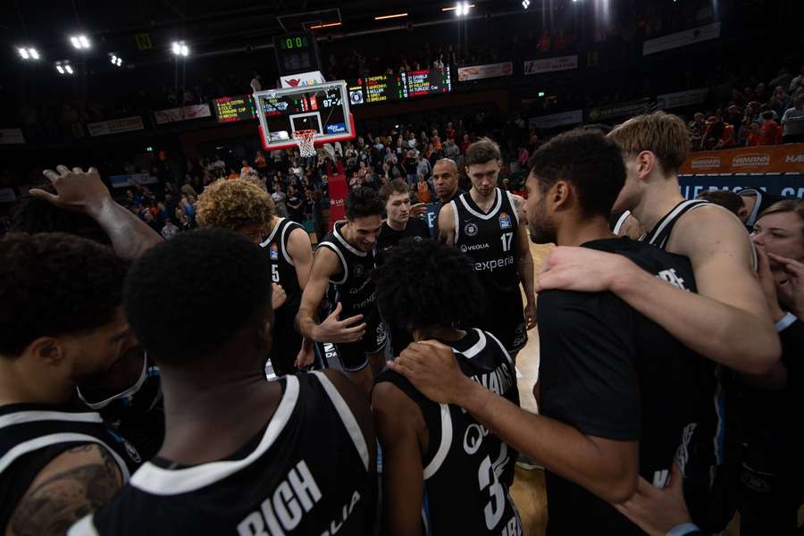 Die Towers bei einer Auszeit gegen Rasta Vechta.