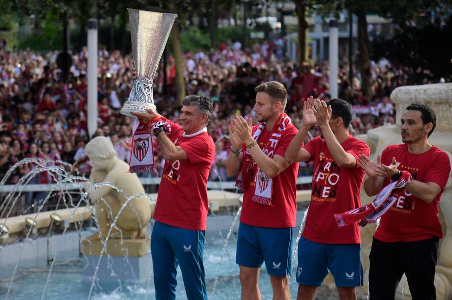 José Luis Mendilibar celebra título da Liga Europa com atletas do Sevilla