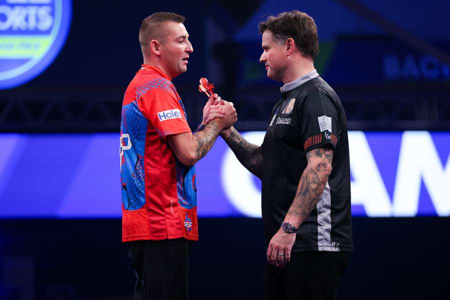 Nathan Aspinall besiegte Luke Woodhouse und zog ins Viertelfinale ein