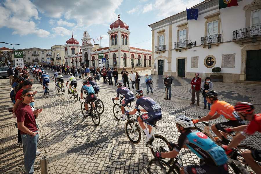 Ciclistas em ação no Algarve