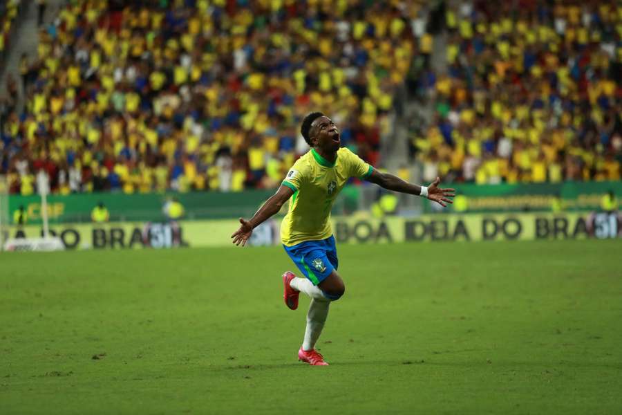 Vinícius celebra el gol con Brasil.