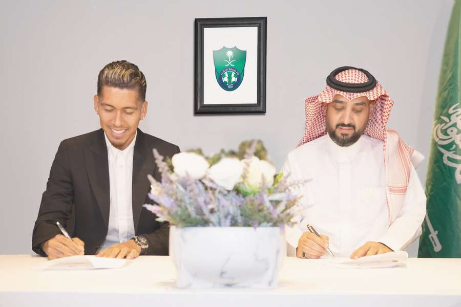 Firmino assinou com o Al-Ahli por três anos