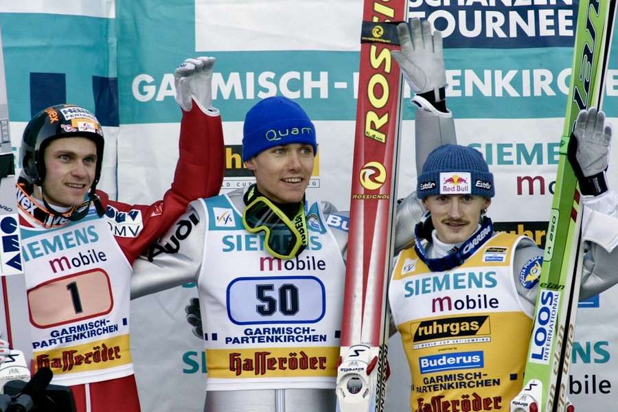 Sven Hannawald (M.) ist der letzte deutsche Sieger in Garmisch-Partenkirchen. 2001/02 gewann er vor Andreas Widhoelzl  (l.) und Adam Malysz (r.).