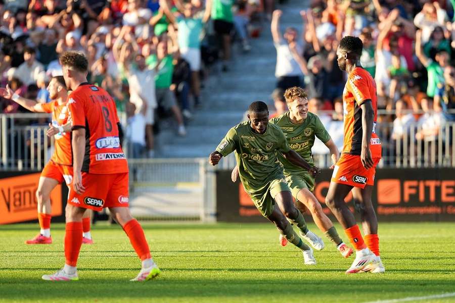Match nul spectaculaire entre Saint-Etienne et Laval, Montpellier concède le nul face au Red Star