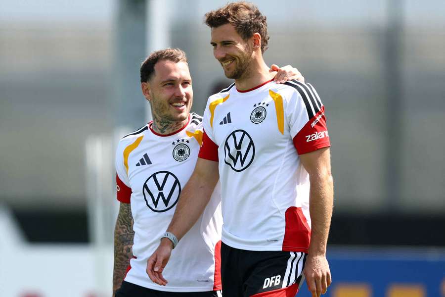 Leon Goretzka (r.) beim DFB-Training an der Seite von David Raum