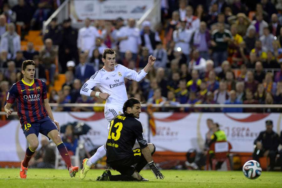 Bale bate a Pinto, con Bartra en segundo plano, en la final de Copa del Rey de 2014