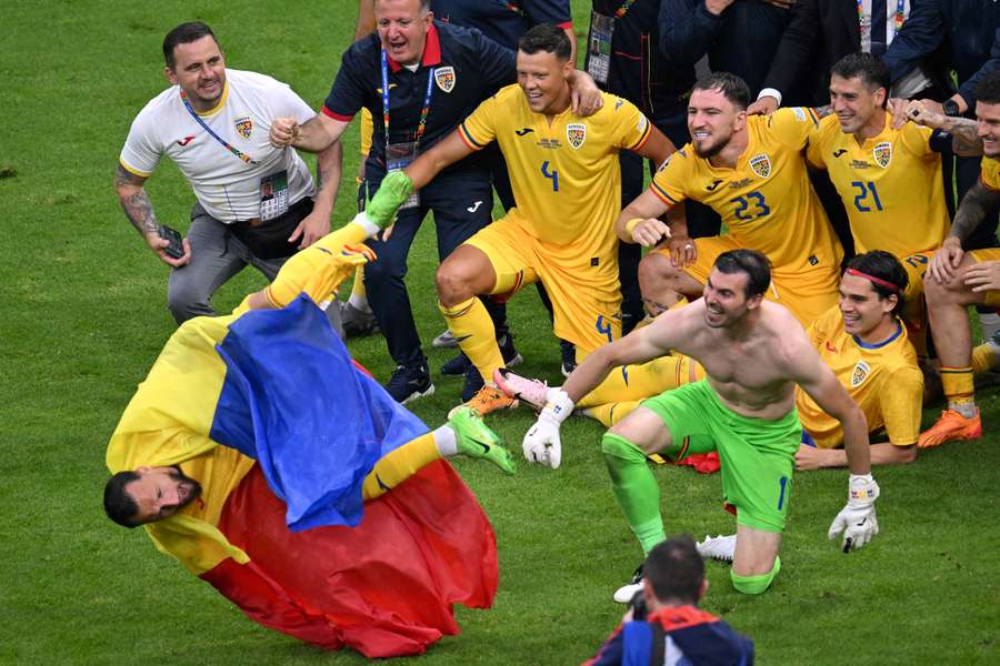 De spelers van Roemenië vieren de groepswinst