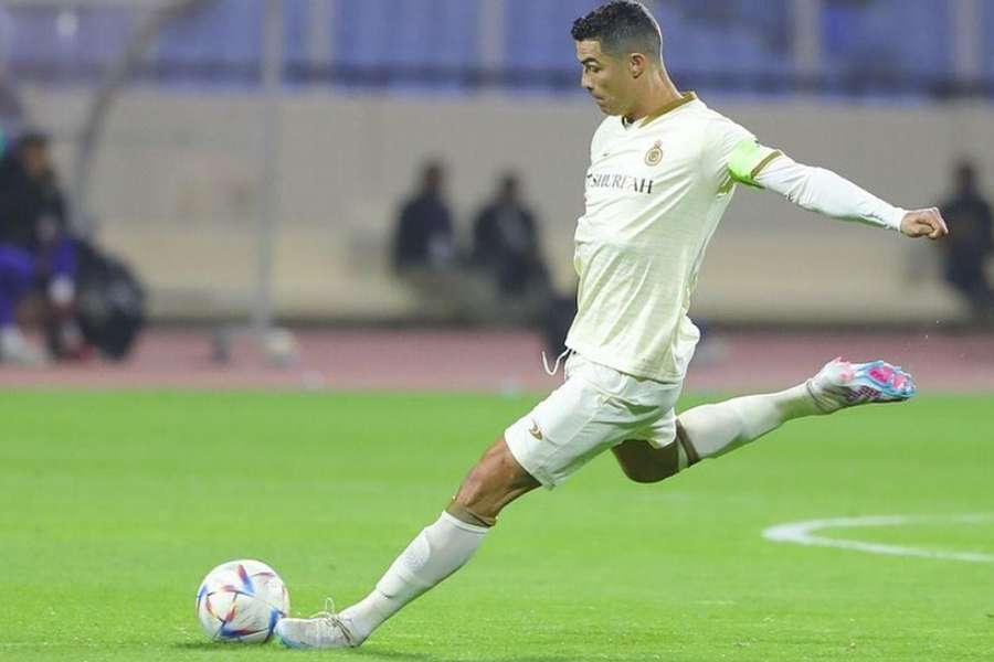 Cristiano Ronaldo fez de penálti o primeiro golo pelo Al Nassr