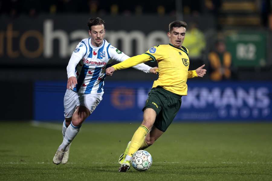 Heerenveen-speler Simon Olsson in duel met Inigo Cordoba van Fortuna Sittard