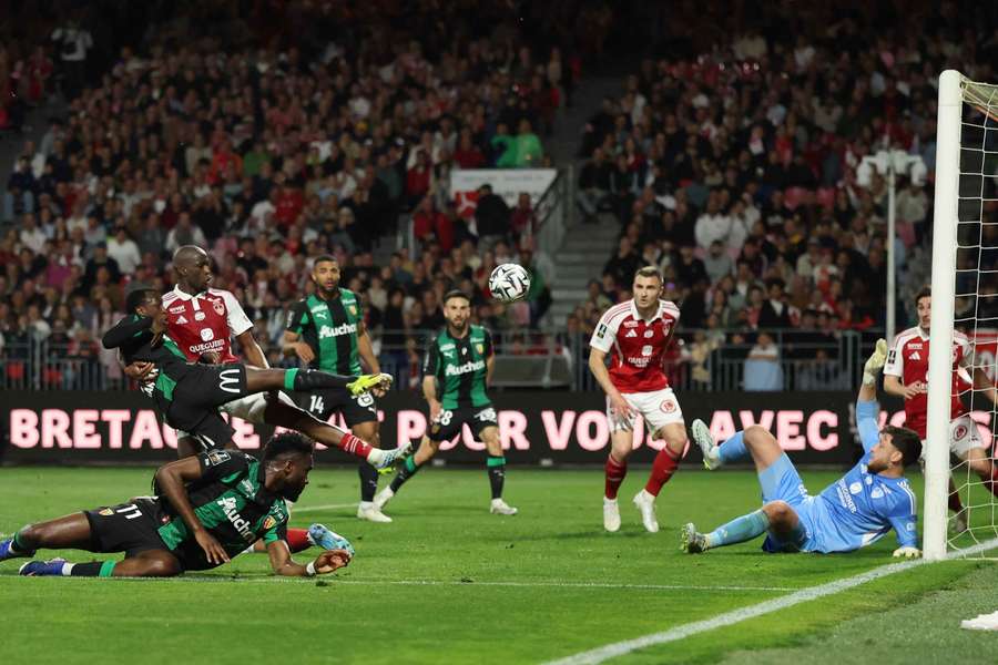 Lens a remonté trois buts à Brest