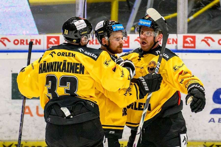 David Kaše (uprostřed) rozhodl o výhře Litvínova nad Olomoucí. David Kaše (uprostřed) rozhodl o výhře Litvínova nad Olomoucí.